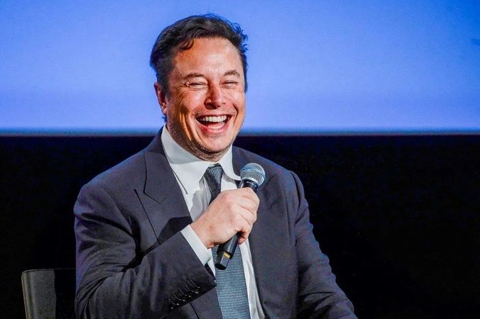 Elon Musk Çapkınlık Yaparken Görüntülendi! Üstünü Düzelten Kadın Dikkatlerden Kaçmadı! 2