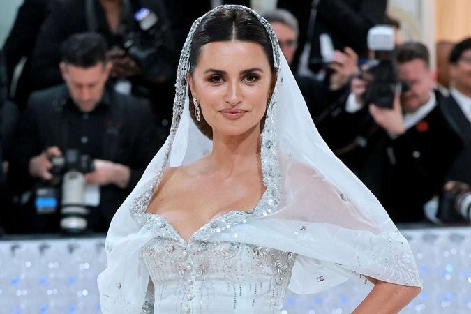 Penelope Cruz’un Güzelliğinin Sırrı Belli Oldu! Yatmadan Önce Bu Bakımı Uyguluyor! Cildi aydınlatıp şişkinliği azaltıyor... 1