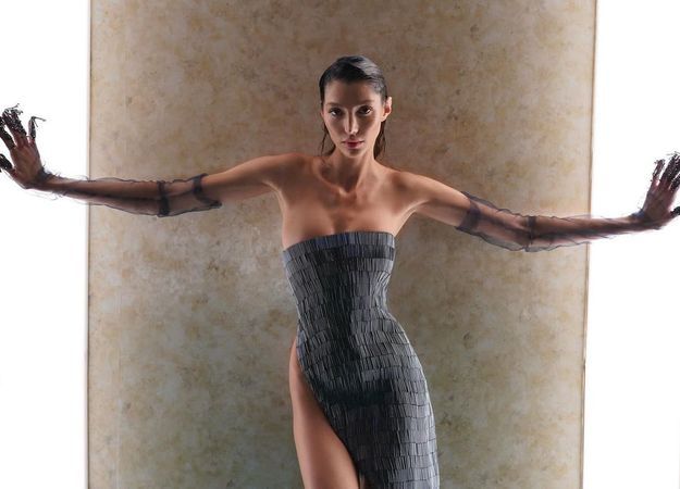 Türkiye güzeli Şevval Şahin derin yırtmaçlı elbisesiyle frikik vermemek için çok uğraştı! Kusursuz fiziğiyle hayranlarını adeta büyüledi 2