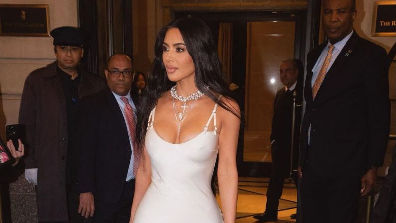 Kim Kardashian Sütyensiz Pozuyla Nefes Kesti! Vücudunu Saran Beyaz Elbisesiyle Hayranlarını Büyüledi 1