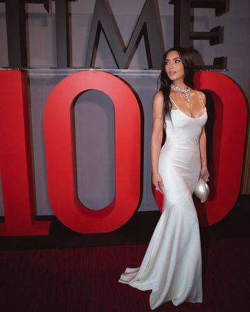 Kim Kardashian Sütyensiz Pozuyla Nefes Kesti! Vücudunu Saran Beyaz Elbisesiyle Hayranlarını Büyüledi 3