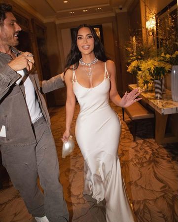 Kim Kardashian Sütyensiz Pozuyla Nefes Kesti! Vücudunu Saran Beyaz Elbisesiyle Hayranlarını Büyüledi 4