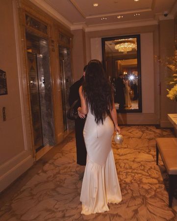 Kim Kardashian Sütyensiz Pozuyla Nefes Kesti! Vücudunu Saran Beyaz Elbisesiyle Hayranlarını Büyüledi 2