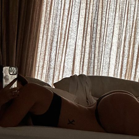 Galatasaraylı Icardi’nin Eşi Wanda Nara İç Çamaşırıyla Yatakta Poz Verdi! Kalçasına Zoom Yapıp Her Şeyi Gösterdi! Sosyal Medyayı Alev Alev Yaktı! 6