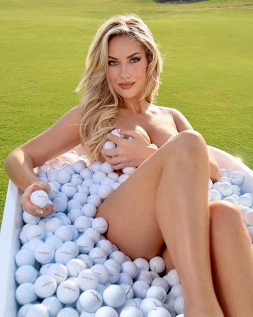 En Seksi Golfçü Paige Spiranac  Direk Pozuyla Olay Oldu! ‘Keşke Giyinik Olsaydın’ Dediler… Sosyal Medyadan Beğeni Yağdı! 1