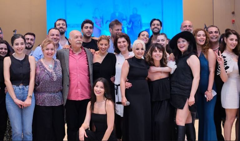 'Kızılcık Şerbeti' İçin Sezon Finali Daveti Düzenlendi! Oyuncular Yemekte Buluştu, Peş Peşe Poz Verdi! Neler Oluyor? 3