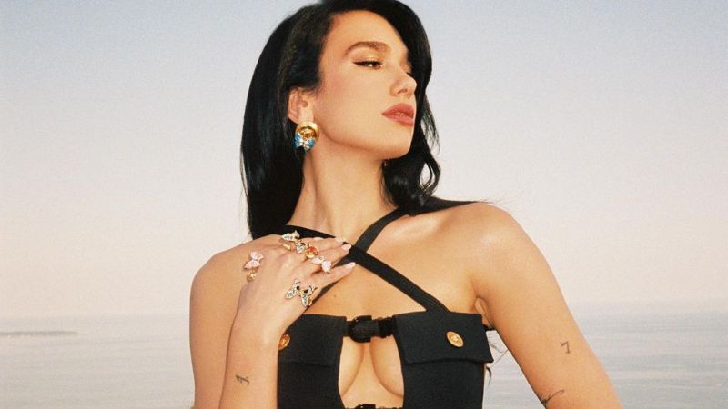 Arnavut Güzel Göğüs Dekoltesiyle Yürek Hoplattı! 28 Yaşındaki  Dua Lipa’nın Son Paylaşımı Sosyal Medyayı Salladı! 5