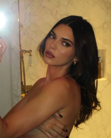 Kendall Jenner Üstsüz Pozları Şok Etti! Kamera Karşısıda Soyundu! Sosyal Medya Resmen Kaynıyor! “Dünyanın En Güzel Kızı…” 5