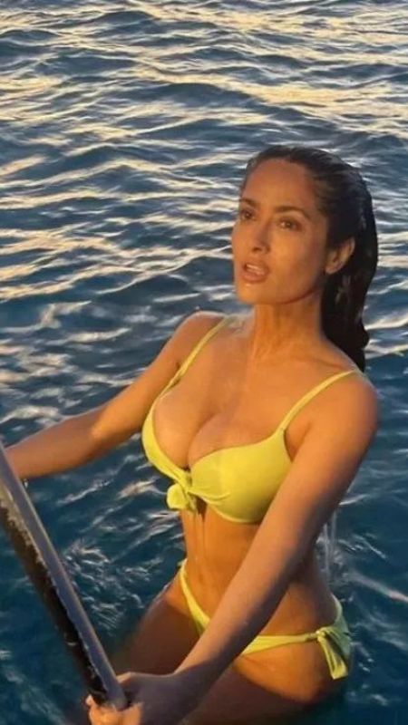 Salma Hayek 56 yaşına girdi; Teknede verdiği bikinili pozlarını olay oldu! Sosyal medya hep bir ağızdan haykırdı: “Hiç yaşlanmıyor…” 3