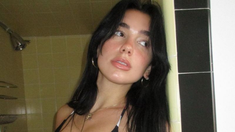 İngiliz Şarkıcı Dua Lipa’dan Nefes Kesen Bikinili Pozlar! Kusursuz Fiziğiyle Versace Bikini Koleksiyonunu Tanıttı 1