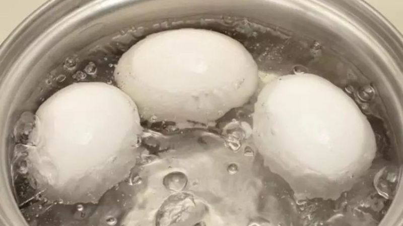 Haşlanmış yumurta suyu ne için kullanılır? Haşlanmış yumurta suyunun faydalarını duyan şaşıp kalıyor: Yüksek oranda kalsiyum, suda kalıyor… 1