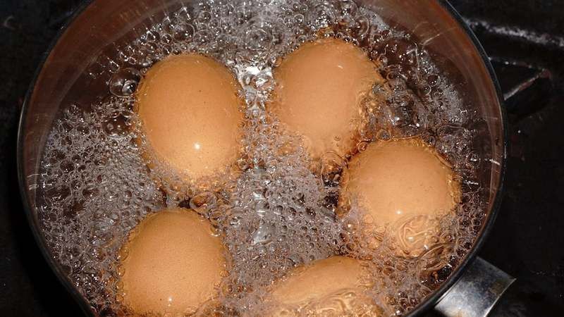 Haşlanmış yumurta suyu ne için kullanılır? Haşlanmış yumurta suyunun faydalarını duyan şaşıp kalıyor: Yüksek oranda kalsiyum, suda kalıyor… 2