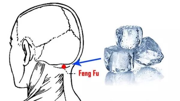 Enseye buz koymanın hiç duyulmamış faydaları bulunuyor! Feng Fu noktasını etkiliyor! Çin tıbbında yüzyıllardır kullanılıyor… Baş Ağrısını Yok Ediyor, Derin Uykuya Dalıyorsunuz! 1