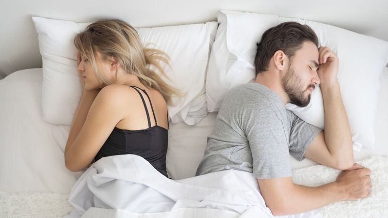 Mutlu ilişkinin sırrı, yatakları ayırmak mı? O çift, yıllardır ayrı uyuduklarını açıkladı! Uykuda boşandık… 1