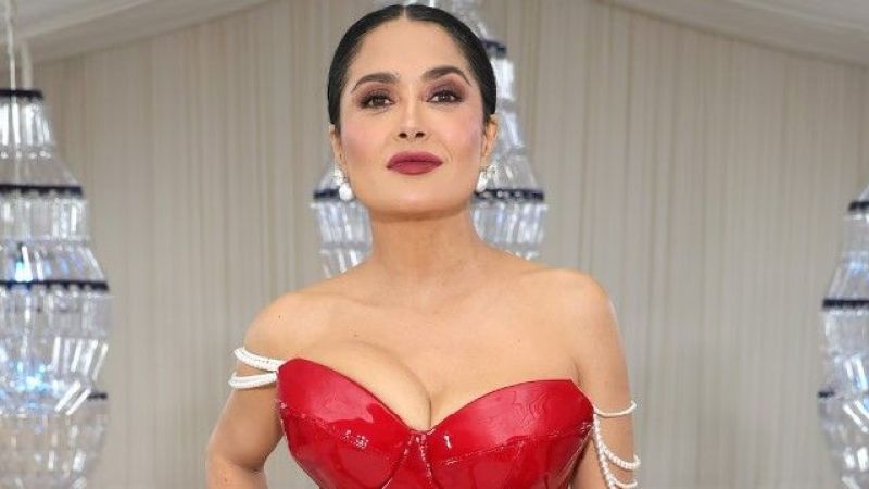 Salma Hayek, eşiyle beraber tatil pozlarını paylaştı: Tatil pozları, düşman çatlattı! Kocasıyla para için mi evlendi? 1