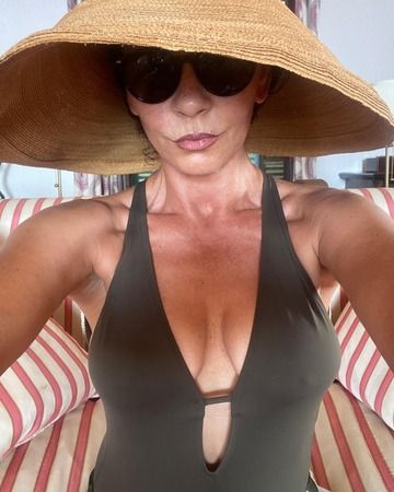 Catherine Zeta Jones göğüs dekolteli siyah mayosuyla paylaştı; son halini görenler yaşına asla inanmadı! “Hala ilk günkü gibi güzel…” 5
