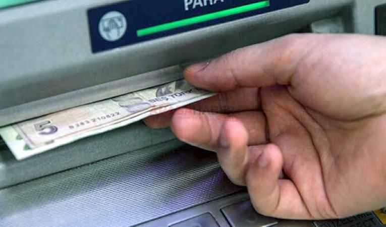 Banka Kartı sahiplerine ATM uyarısı geldi: Paranız sıkışırsa hakkınız yanabilir! Peki, ATM de para sıkışınca ne yapmalı? 3