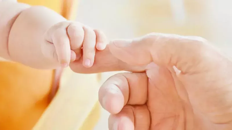 Yeni babalara müjde! Çalışma hayatında bir ilk: Doğum izni sizin için de geçerli olacak! Peki, Eşi doğum yapan babaya kaç gün izin verilir 2023? 3