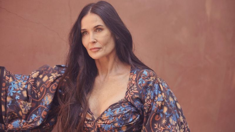 60'lık Demi Moore, İncecik Beliyle 18’lik Genç Kızlara Taş Çıkardı! Bikinisini Göstere Göstere Paylaştı! Görenleri Kan Ter İçerisinde Bıraktı! “Kraliçe” 5