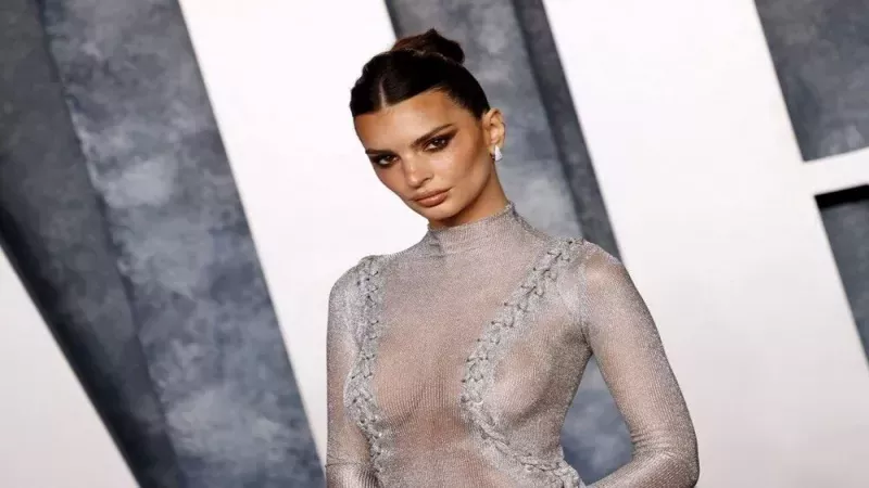 Emily Ratajkowski İç Çamaşırlı Poz Verdi! Görenler Şok Oldu!  “Göğüs dekoltesi ateş ediyor!” 2