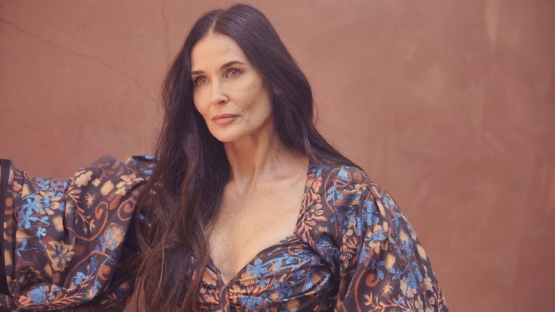 Demi Moore,beyaz bikinisiyle görüntülendi; Akıllara Salma Hayek geldi! İkisi de 50 yaşını aştı! “Bu nasıl fizik…” 1