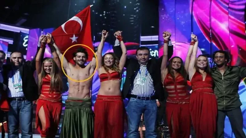 Çukur’un Kemal’i Uğur Yıldıran’nın Görüntüsü Herkesi Şok Etti! Meğer ilk o yarışmada görmüşüz: Hadise’yle bağını duyan inanamıyor! Asıl mesleği de ortaya çıktı! 3