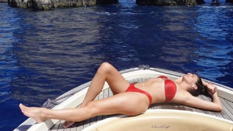 Victoria’s Secret modeli Sara Sampaio kırmızı bikinisiyle sere serpe uzandı! Görenler, hemen Kıvanç Tatlıtuğ’u hatırlattı! Bağları çok eski… 3