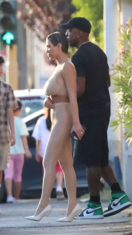 Kanye West’in eşi Bianca Censori’nin Transparan Pozu Yine Olay Oldu! Teşhircilikle Suçlanmıştı! Büyük Göğüsleri Alay Konusu Oldu! 5