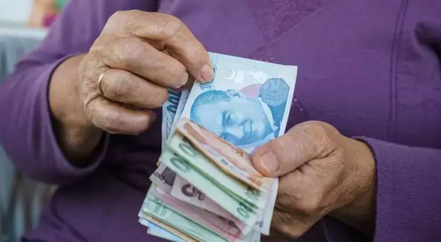 Emeklilere hafta sonu sürprizi! En az 7500 TL maaş alanlar dikkat: O banka 6500 TL+ 3500 TL hediye edecek 3