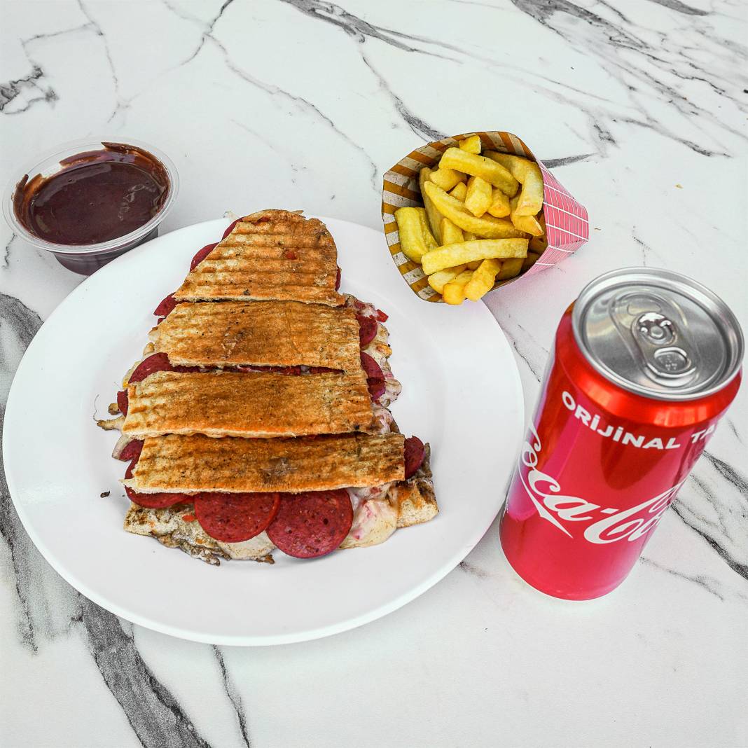 Sosyetenin yeni gözdesi Sanayi Tostu! Ankara'da en iyi tost yapan yerler belli oldu! Kesinlikle gitmeniz gereken 10 Tostçu 6