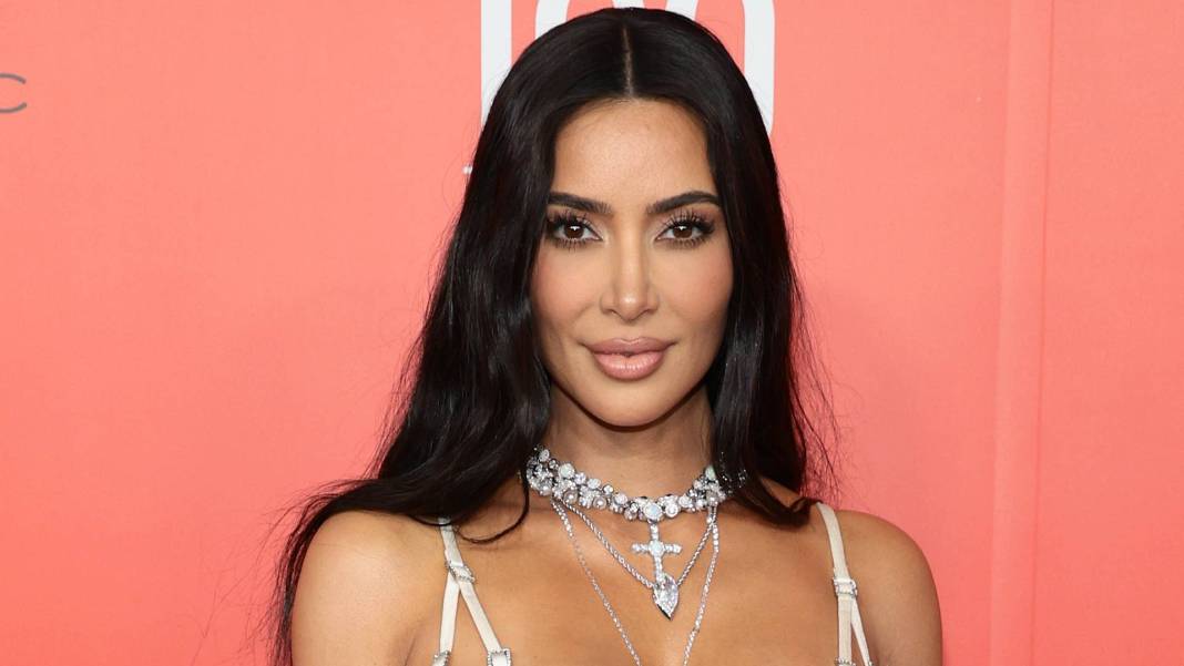 Kim Kardashian’ı daha önce hiç böyle görmediniz: Tenis kortuna bile bikiniyle çıktı! “Her şeyin bir adabı var!” 1