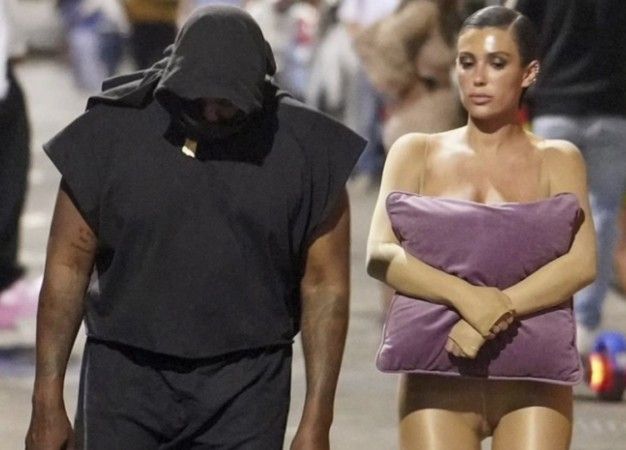 Kanye West'in eşi göğüslerini açtı! Sokakta yoğun ilgi görünce yastıkla kapattı! Yok Artık! 1