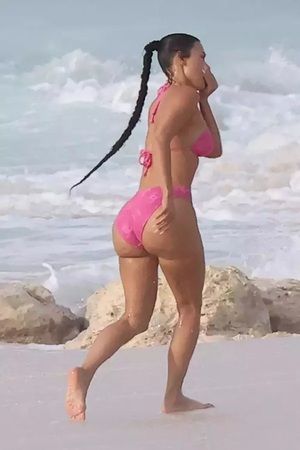 Kim Kardashian, pembe bikinisiyle adalar turuna çıktı; bikinin fiyatını öğrenen ne diyeceğini bilemedi: “Ben o parayla…” 2