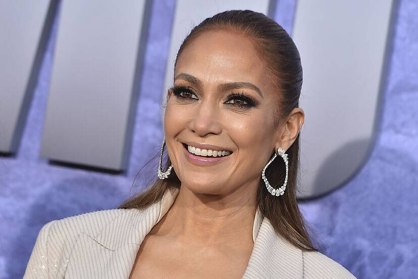 Jennifer Lopez 12 bin metrekarelik evini satışa çıkardı! Buna ev demek vicdansızlık olur! Evin gölü bile var… 1