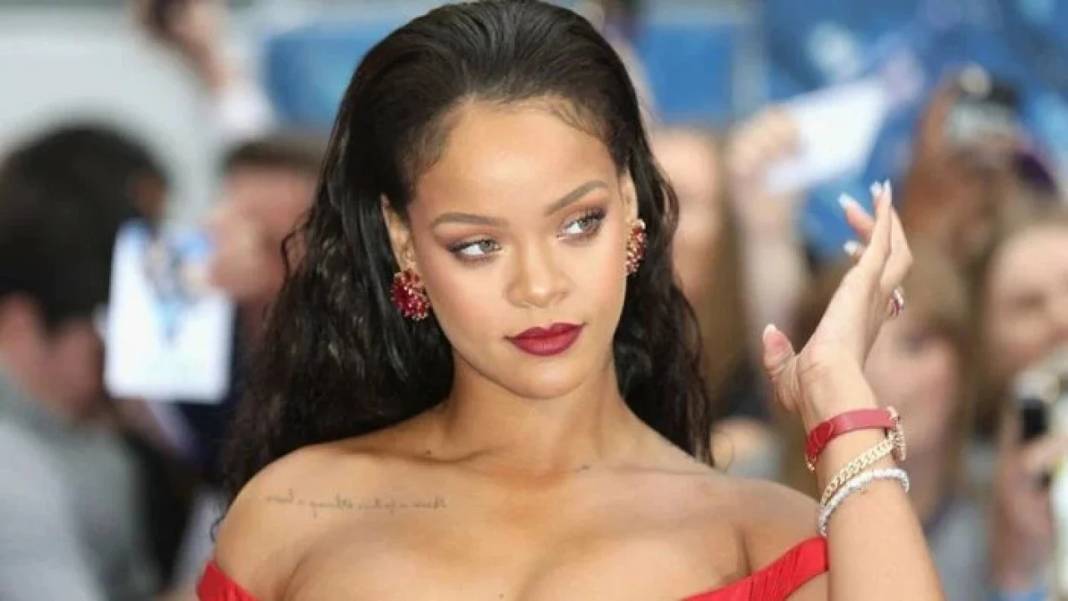 Rihanna şov yaptı: Yeni anlaşmasını öyle bir rakama imzaladı ki… Sahnelere bomba gibi dönüyor! 2