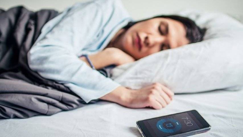 Gece gelen tehlike: Yataktayken herkes bunu yapıyor! Uyurken cep telefonunu bu şekilde tutmak… 2