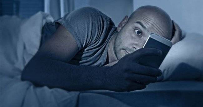 Gece gelen tehlike: Yataktayken herkes bunu yapıyor! Uyurken cep telefonunu bu şekilde tutmak… 4