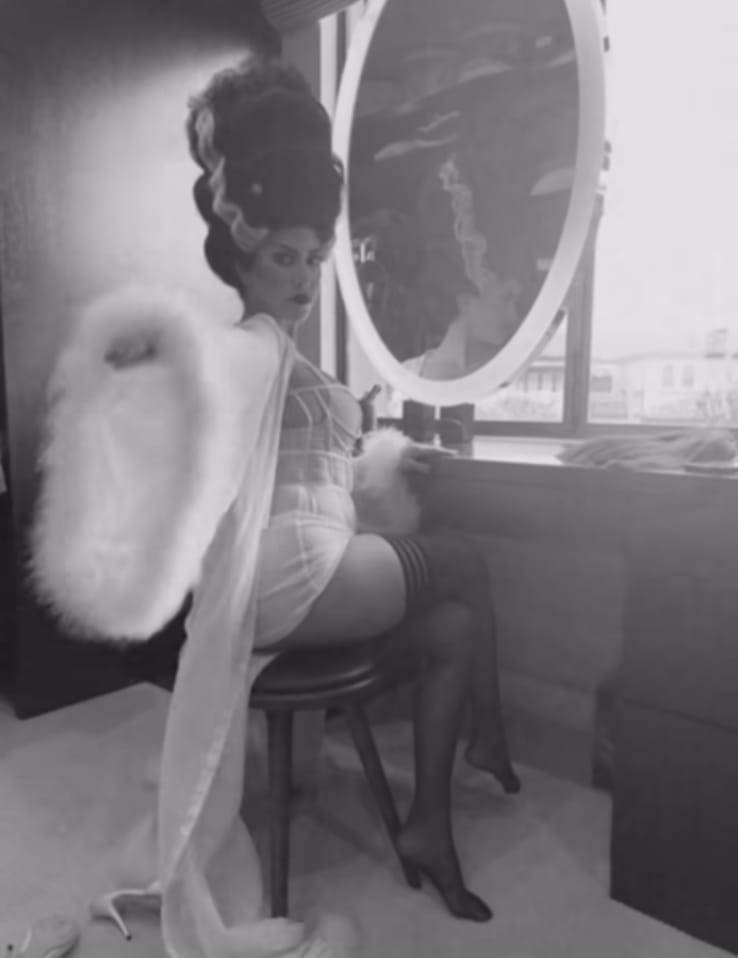 Kourtney Kardashian transparan sabahlığıyla bir video çekti, göğüs dekolteli iç çamaşırı çok beğenildi: “Hepsinin en iyisi…” 3