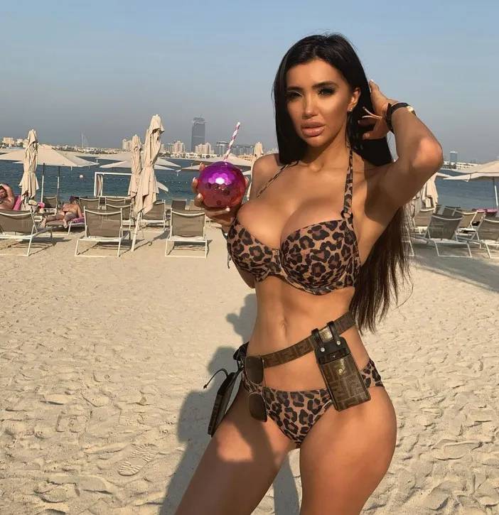 Chloe Khan adeta dalga geçti! İç çamaşırlı fotoğrafıyla öyle bir soru sordu ki… Hayranları şoke oldu! 4