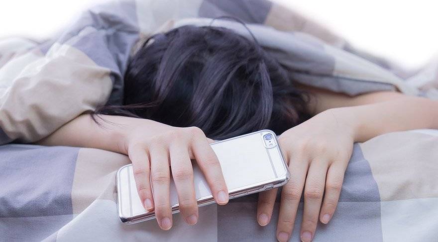 Gece gelen tehlike: Yataktayken herkes bunu yapıyor! Uyurken cep telefonunu bu şekilde tutmak… 1