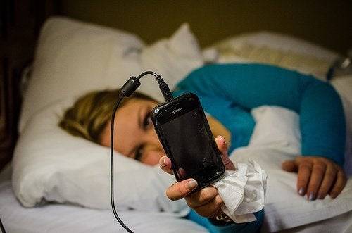 Gece gelen tehlike: Yataktayken herkes bunu yapıyor! Uyurken cep telefonunu bu şekilde tutmak… 3