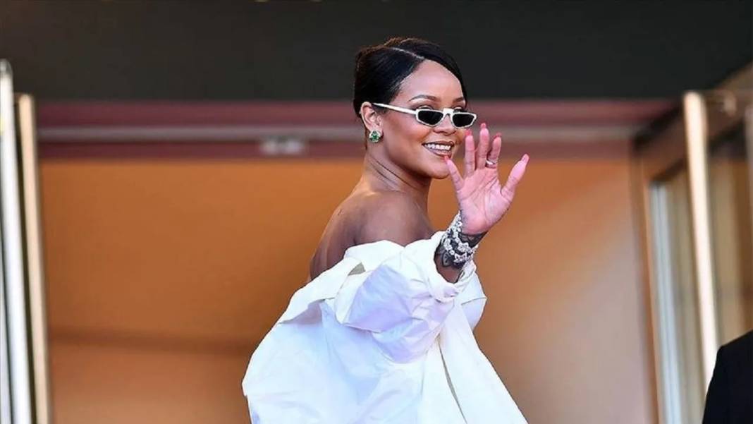 Rihanna şov yaptı: Yeni anlaşmasını öyle bir rakama imzaladı ki… Sahnelere bomba gibi dönüyor! 3