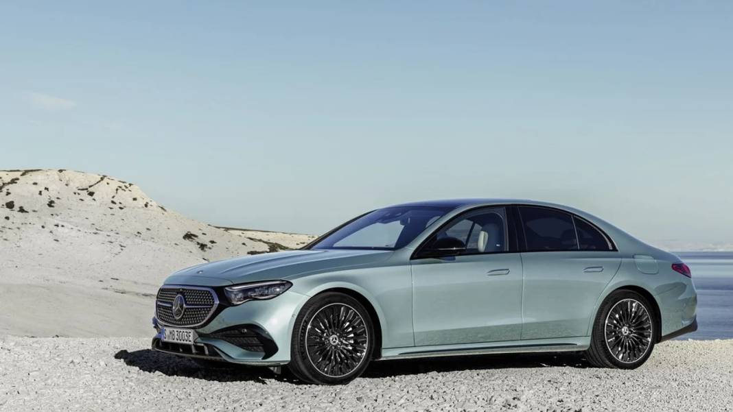 Mercedes E-Serisiyle rakiplerine göz dağı verdi! Muhteşem özelliklerle geliyor: En düşük modelinin fiyatı 1 ev değerinde! 2