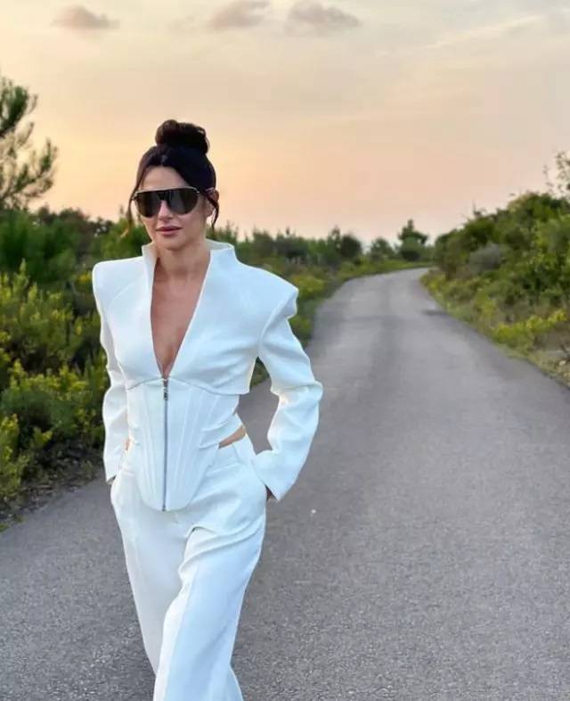 Şahane Hayatım'ın Melisa'sı Nesrin Cavadzade Instagram'ı ayağa kaldırdı! Derin göğüs dekolteli beyaz takımı ile nefes kesti 4