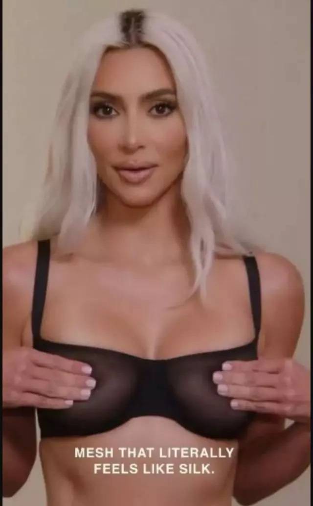 Kim Kardashian’ın şeffaf sütyenle frikik imtihanı! Her yeri ortaya çıktı… Göğüs ucunu gizlemek için öyle bir şey yaptı ki 3