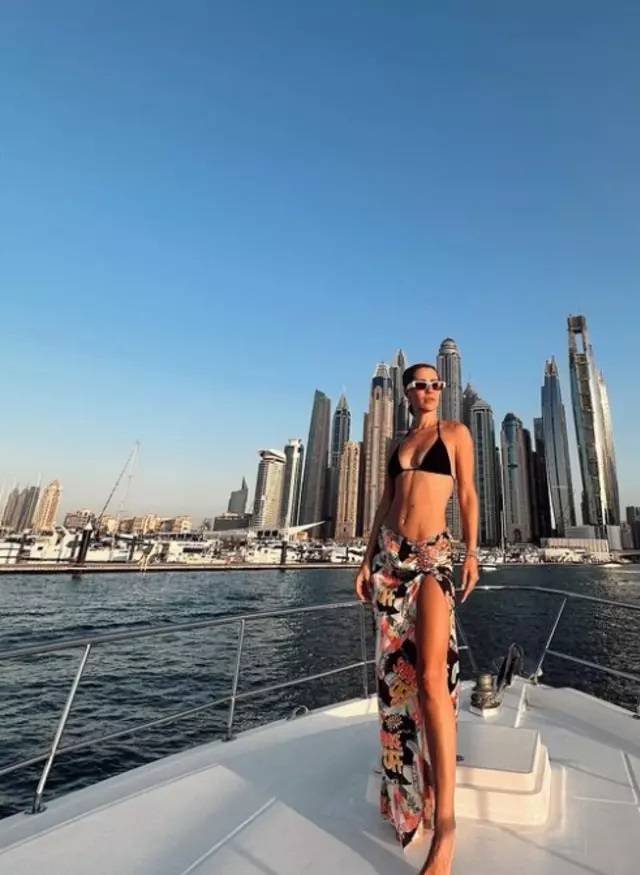 Derya Uluğ'un bikinili pozları mankenlere taş çıkardı! Dubai’nin manzarası gölgede kaldı 3
