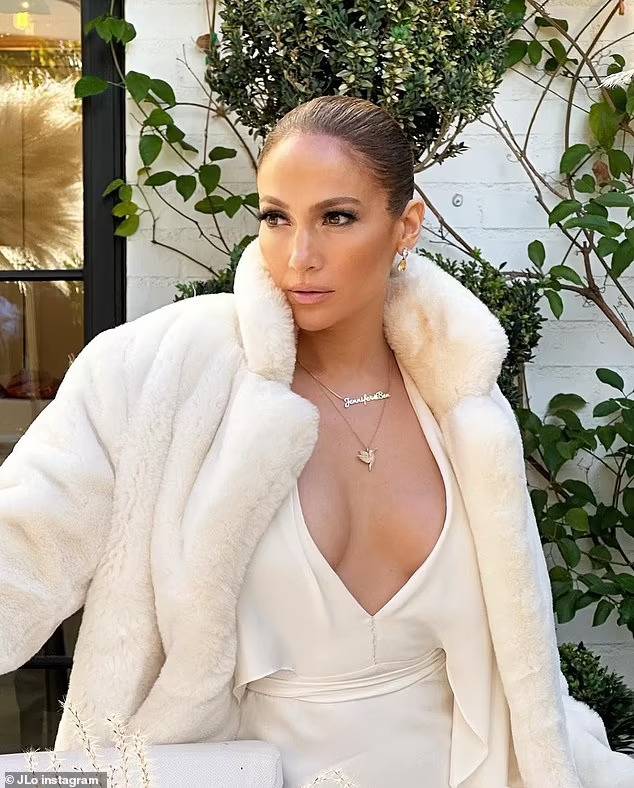 Jennifer Lopez’in göğüs dekolteli pozları şok etti! Sahnelerden sonra sosyal medyayı salladı! 2