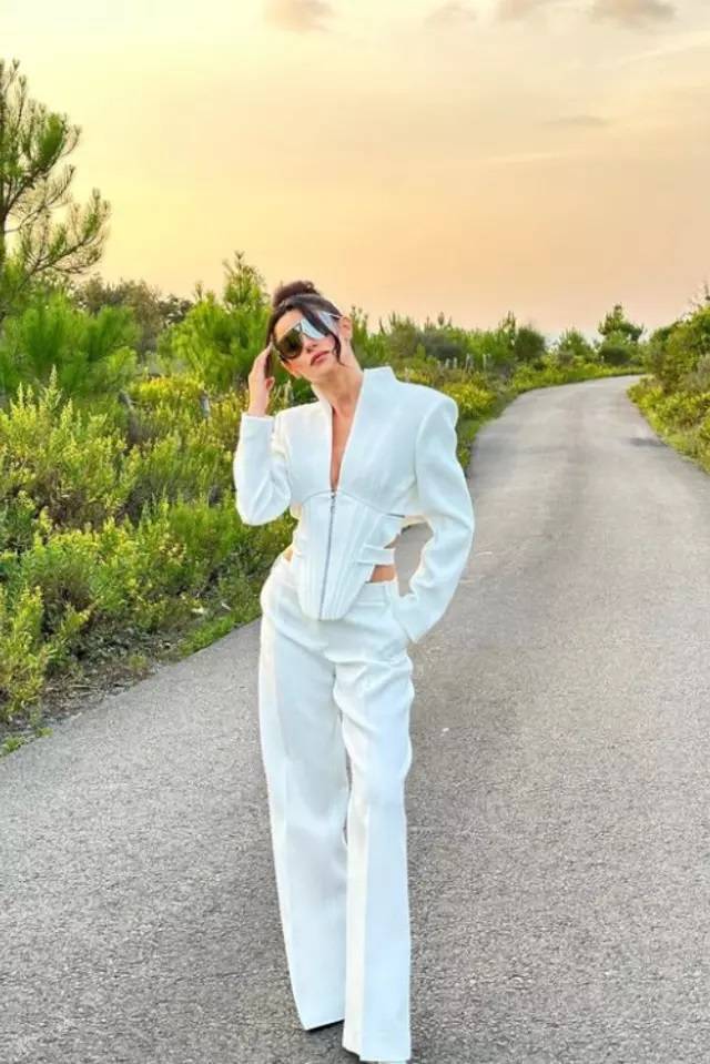 Şahane Hayatım'ın Melisa'sı Nesrin Cavadzade Instagram'ı ayağa kaldırdı! Derin göğüs dekolteli beyaz takımı ile nefes kesti 2