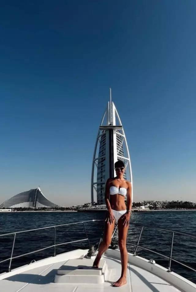 Derya Uluğ'un bikinili pozları mankenlere taş çıkardı! Dubai’nin manzarası gölgede kaldı 4