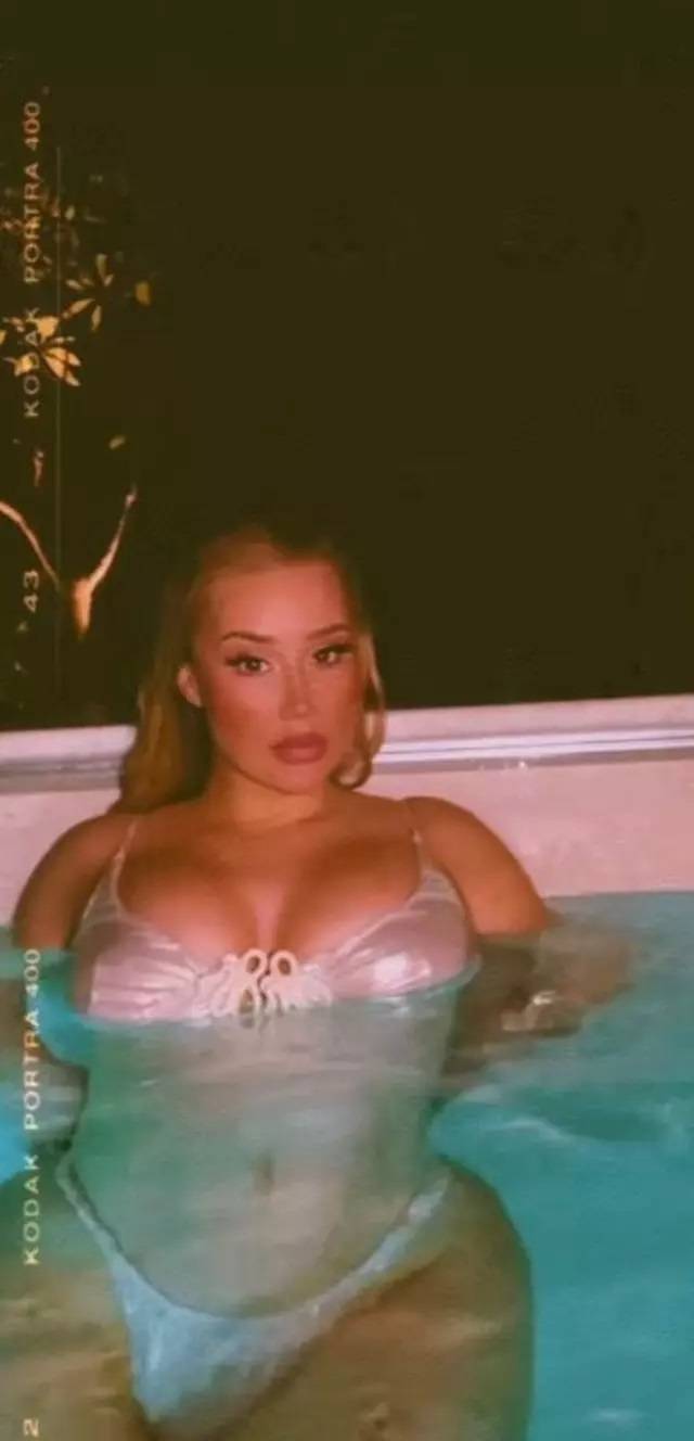 Havuzun içerisinde kıvrımlarını sergilemekten asla çekinmedi! Iggy Azalea, sosyal medya takipçilerini resmen büyüledi! 2